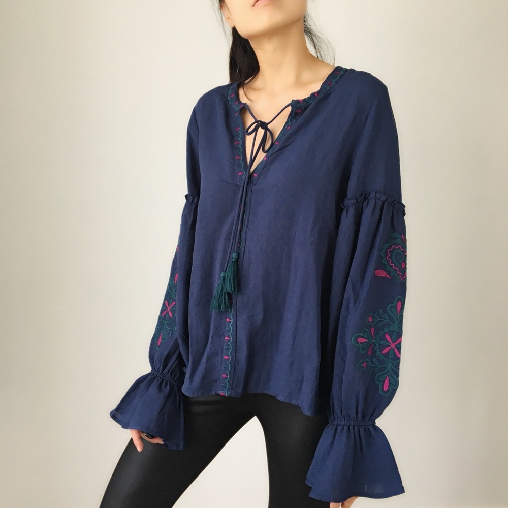 Embroidered Bohemian luxe peasant top || - Picture 4 of 8